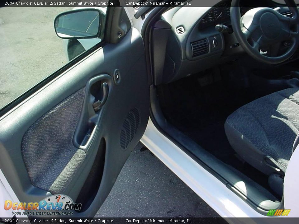 2004 Chevrolet Cavalier LS Sedan Summit White / Graphite Photo #9