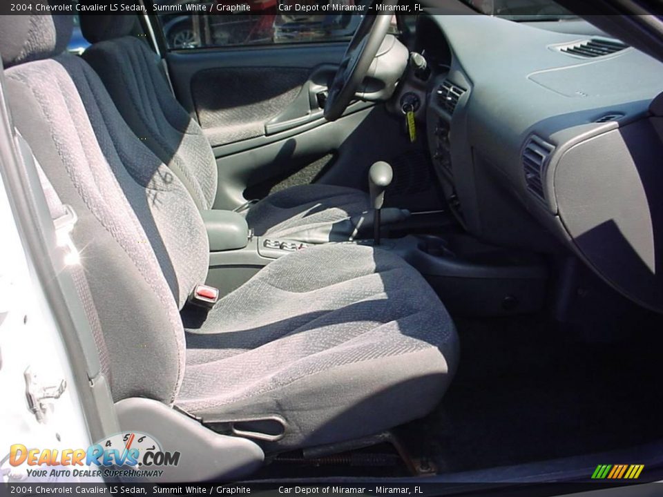 2004 Chevrolet Cavalier LS Sedan Summit White / Graphite Photo #11