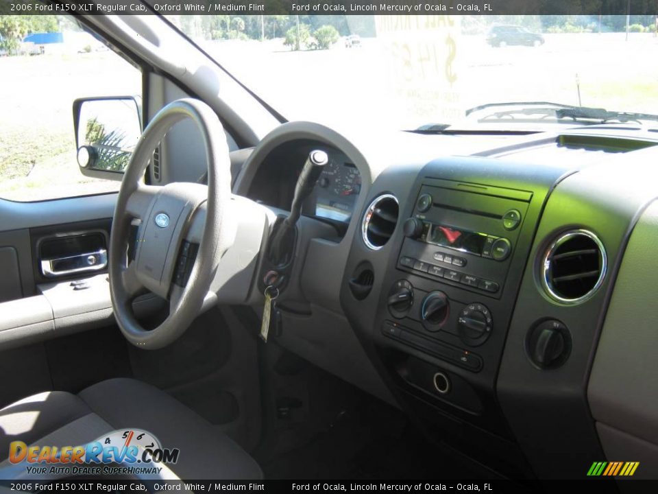 2006 Ford F150 XLT Regular Cab Oxford White / Medium Flint Photo #18