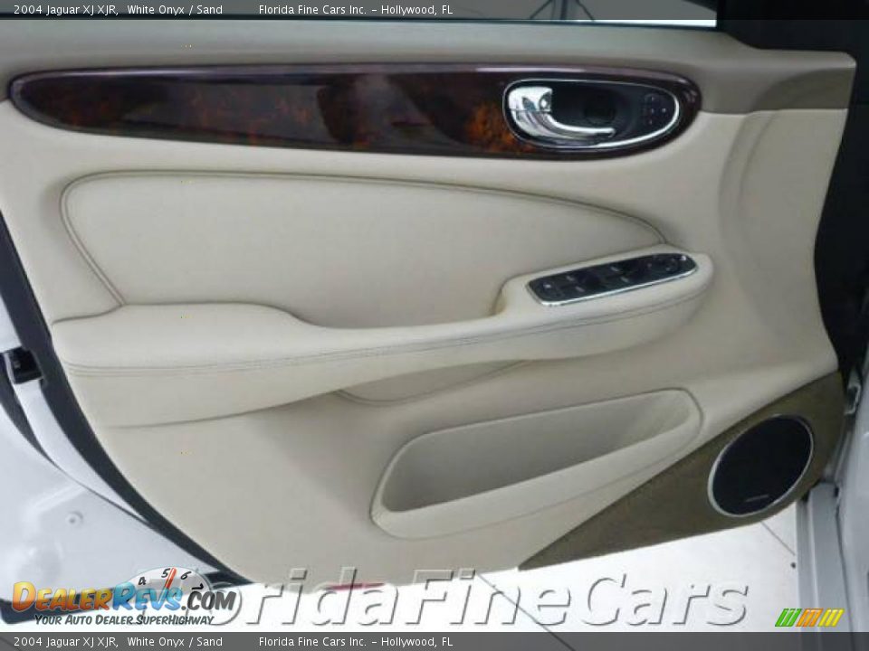 2004 Jaguar XJ XJR White Onyx / Sand Photo #11