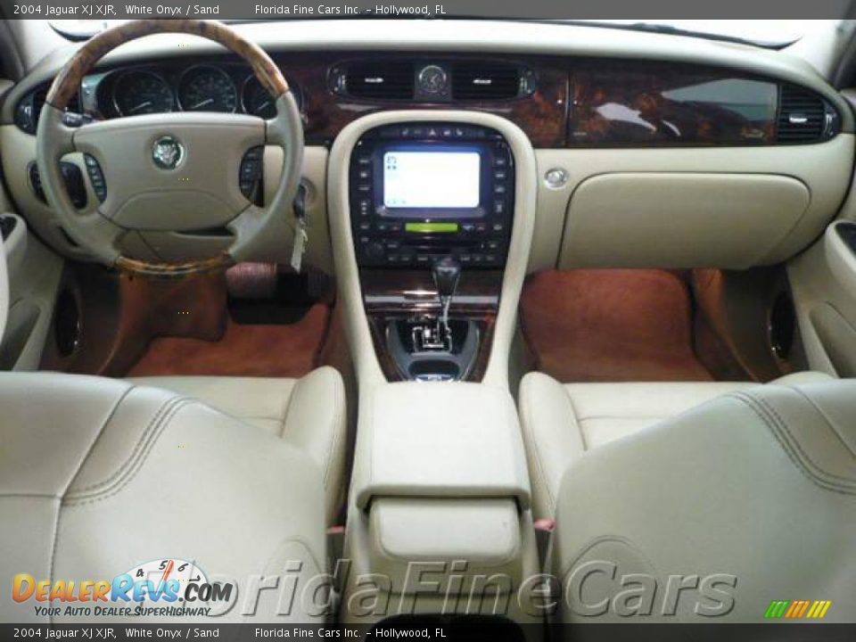 2004 Jaguar XJ XJR White Onyx / Sand Photo #16