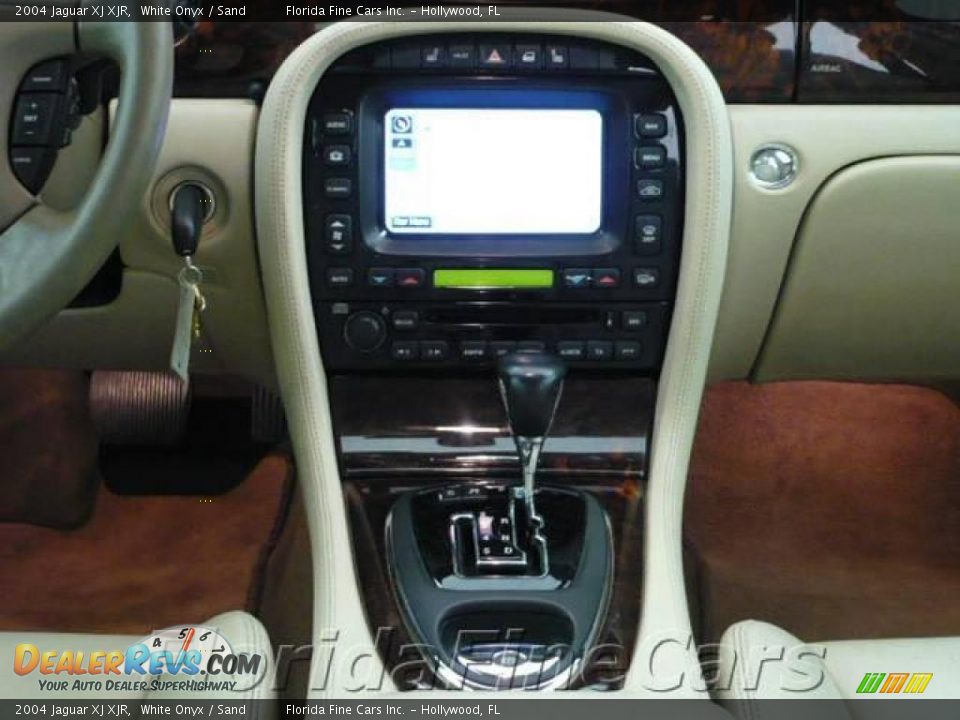 2004 Jaguar XJ XJR White Onyx / Sand Photo #18