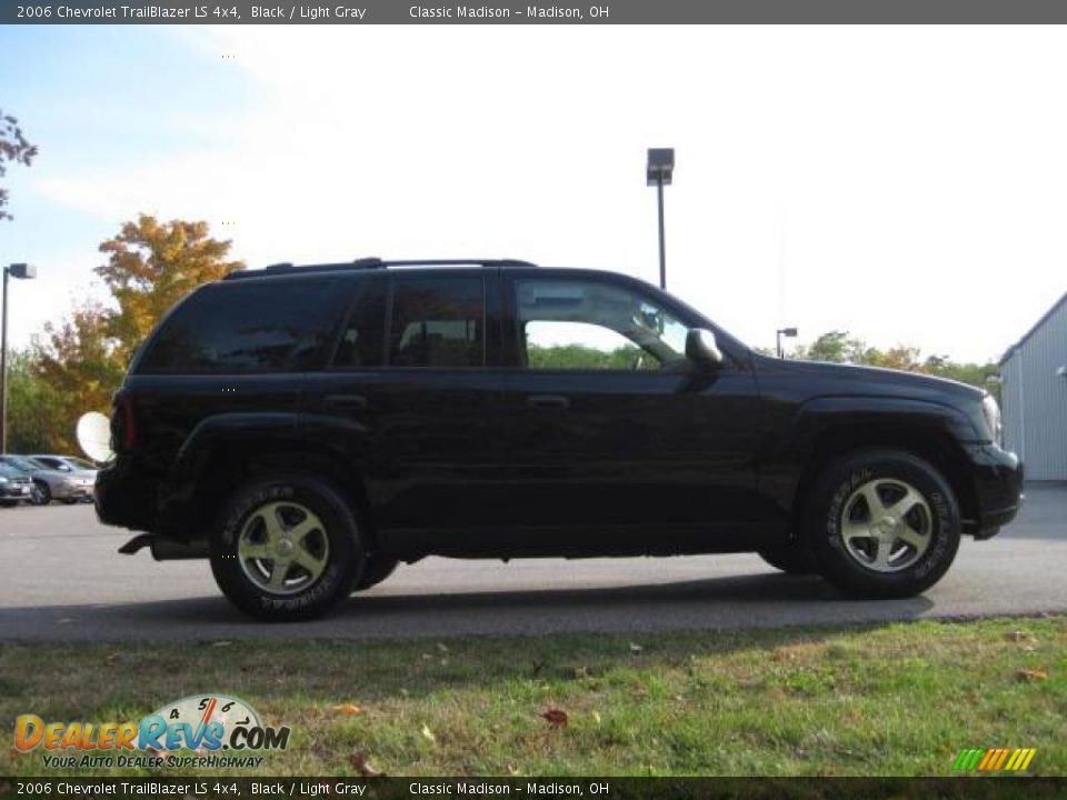 2006 Chevrolet TrailBlazer LS 4x4 Black / Light Gray Photo #4