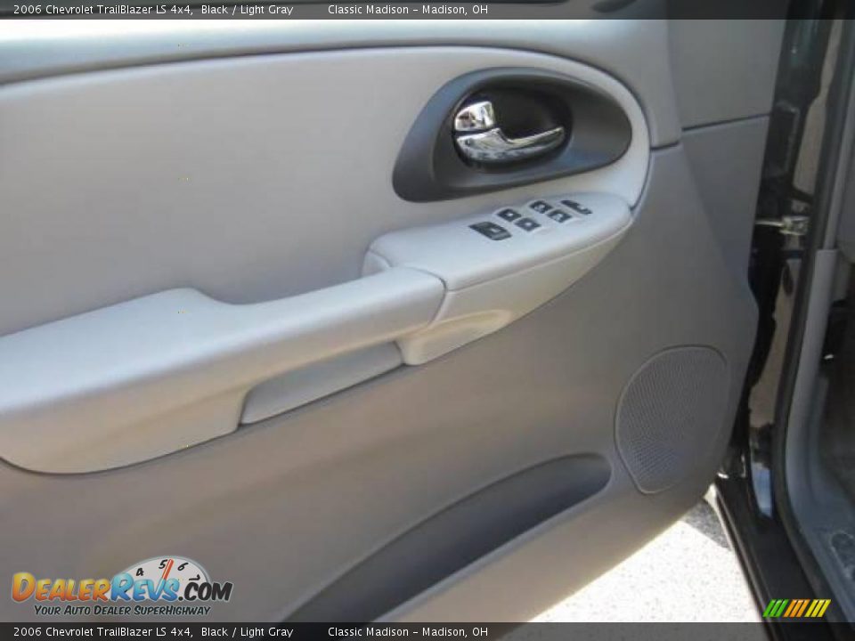 2006 Chevrolet TrailBlazer LS 4x4 Black / Light Gray Photo #13