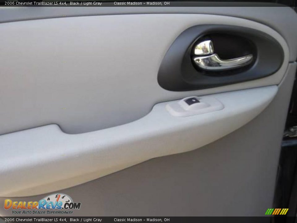 2006 Chevrolet TrailBlazer LS 4x4 Black / Light Gray Photo #15