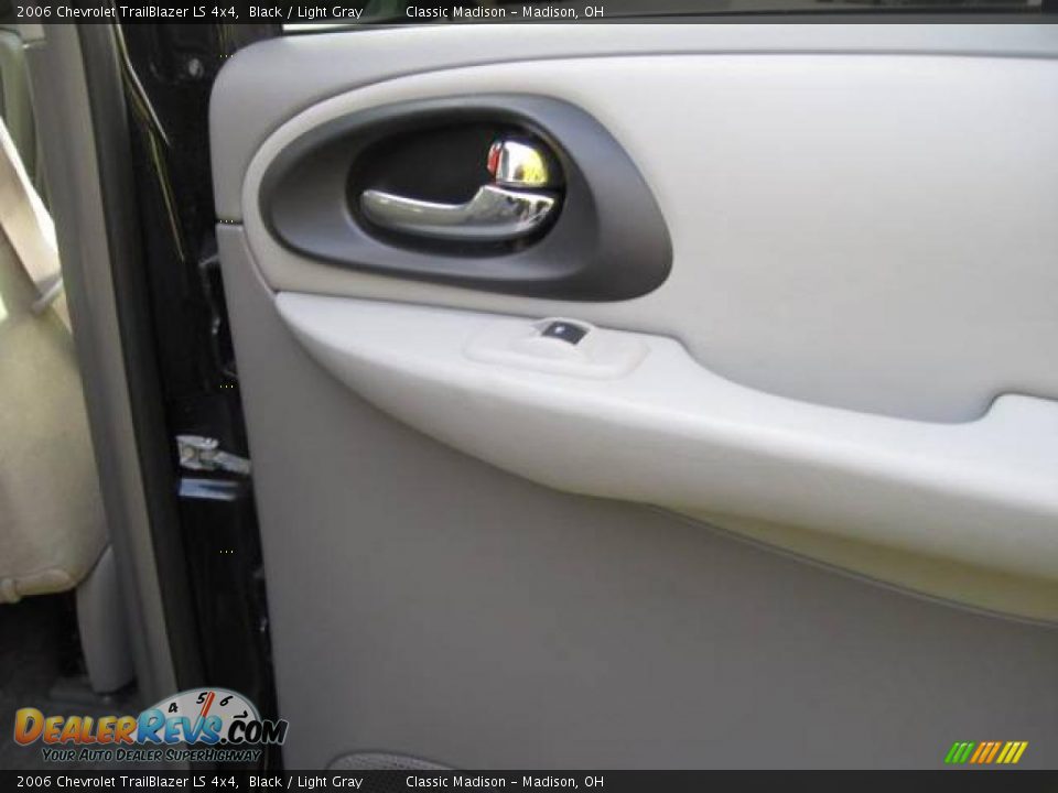 2006 Chevrolet TrailBlazer LS 4x4 Black / Light Gray Photo #17