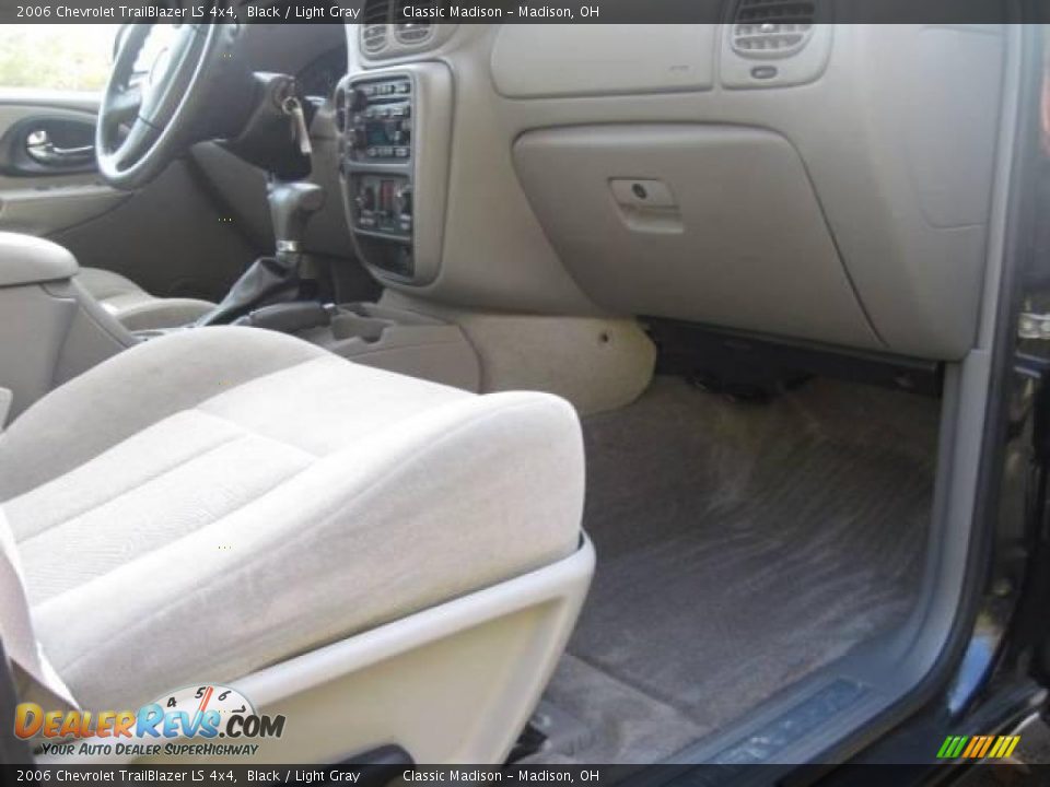 2006 Chevrolet TrailBlazer LS 4x4 Black / Light Gray Photo #18