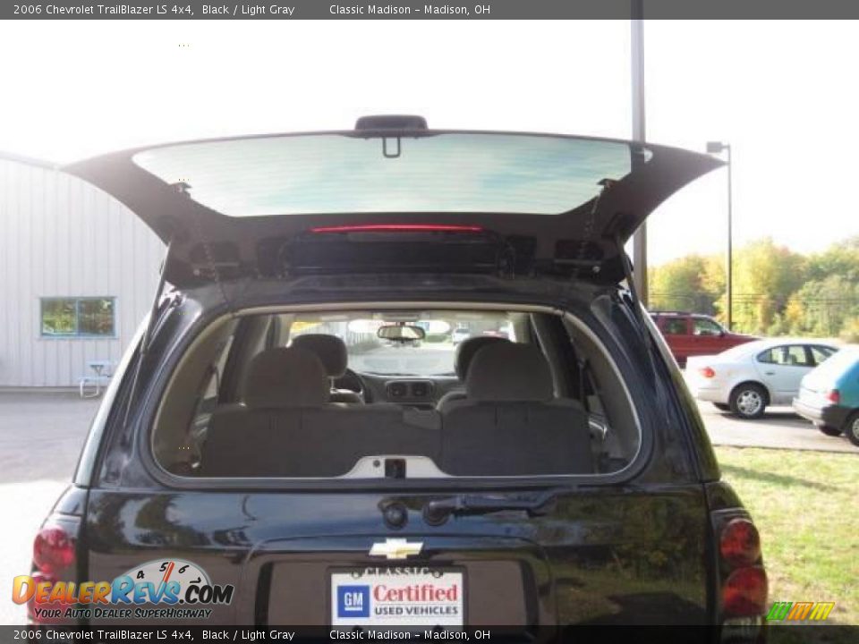 2006 Chevrolet TrailBlazer LS 4x4 Black / Light Gray Photo #31