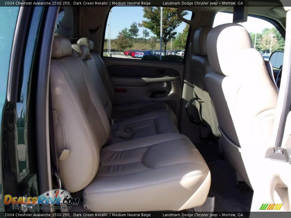2004 Chevrolet Avalanche 1500 Z66 Dark Green Metallic / Medium Neutral Beige Photo #18