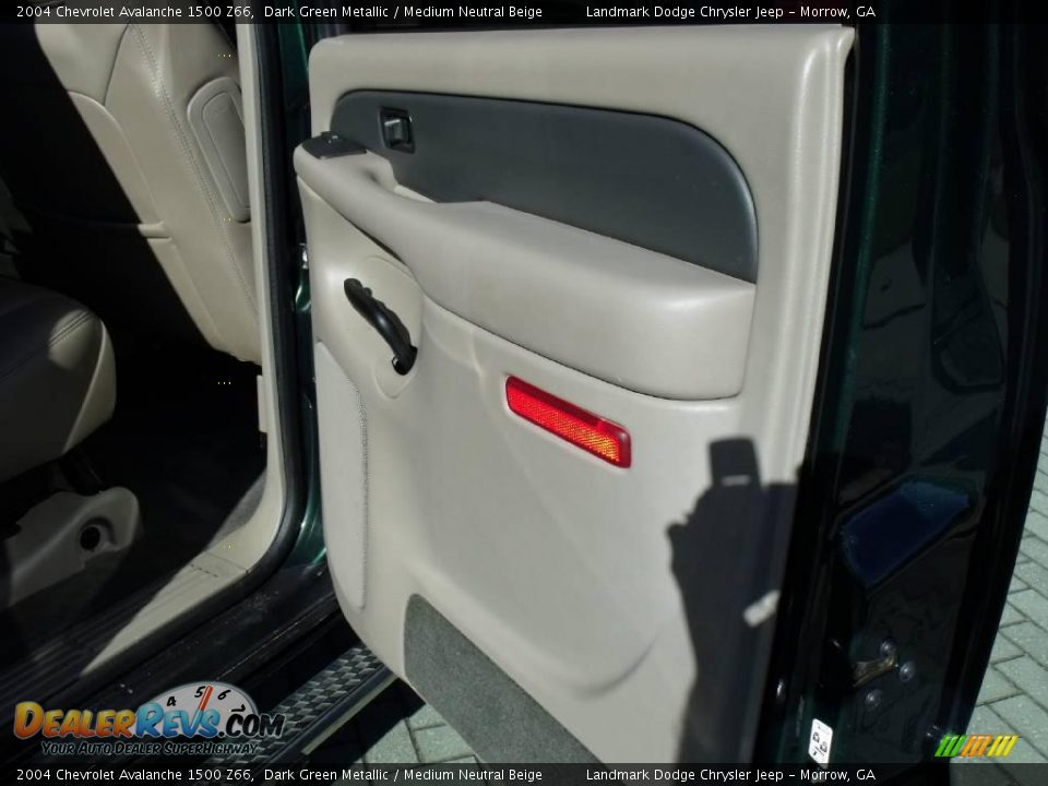 2004 Chevrolet Avalanche 1500 Z66 Dark Green Metallic / Medium Neutral Beige Photo #19