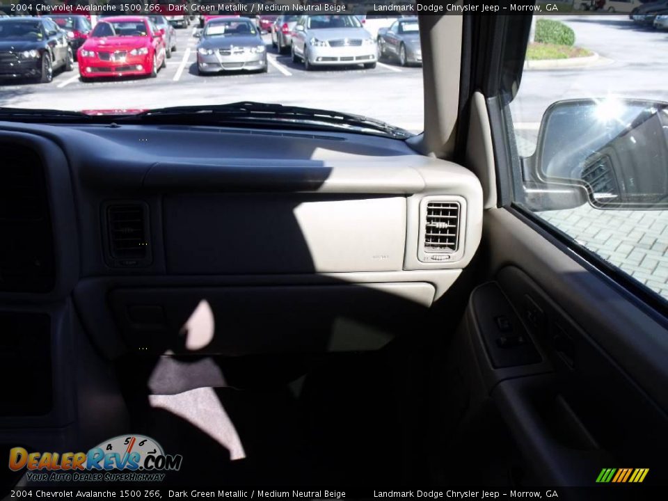 2004 Chevrolet Avalanche 1500 Z66 Dark Green Metallic / Medium Neutral Beige Photo #23