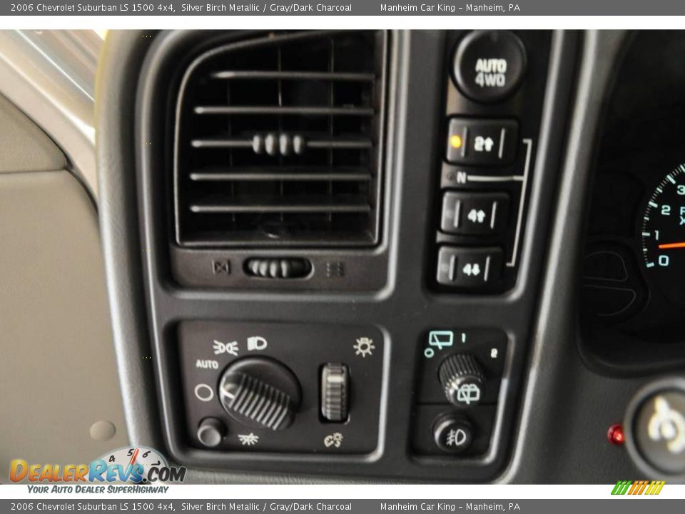 2006 Chevrolet Suburban LS 1500 4x4 Silver Birch Metallic / Gray/Dark Charcoal Photo #11