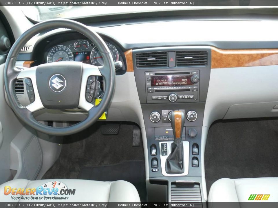 2007 Suzuki XL7 Luxury AWD Majestic Silver Metallic / Grey Photo #9