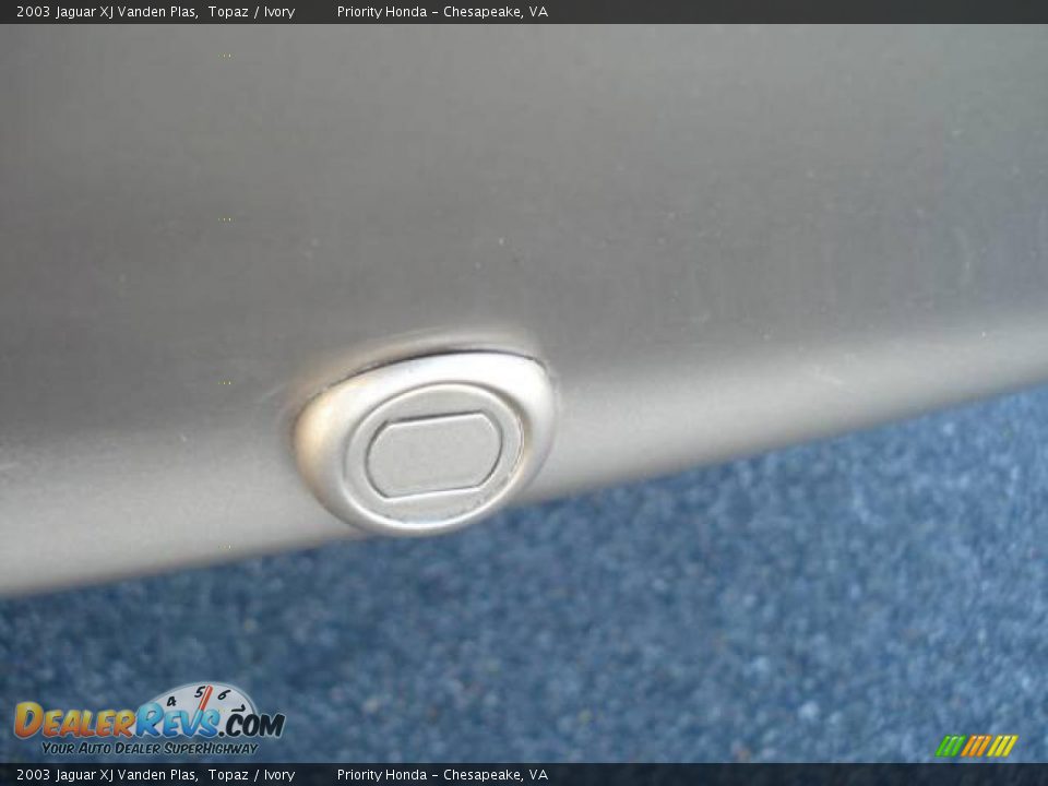 2003 Jaguar XJ Vanden Plas Topaz / Ivory Photo #32