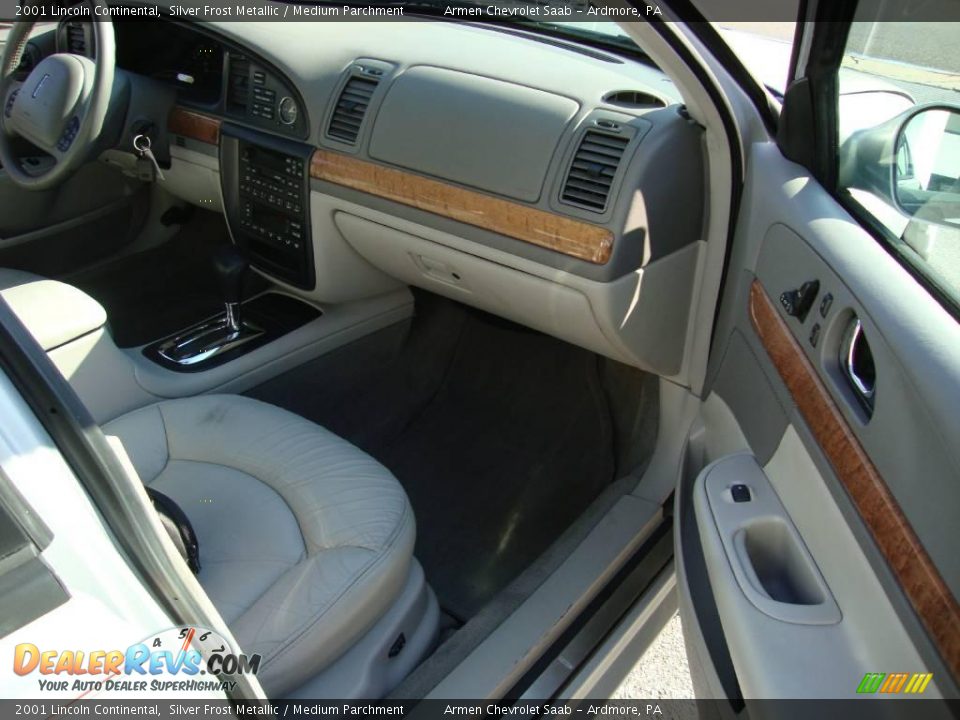 2001 Lincoln Continental Silver Frost Metallic / Medium Parchment Photo #18