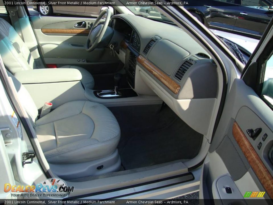 2001 Lincoln Continental Silver Frost Metallic / Medium Parchment Photo #20