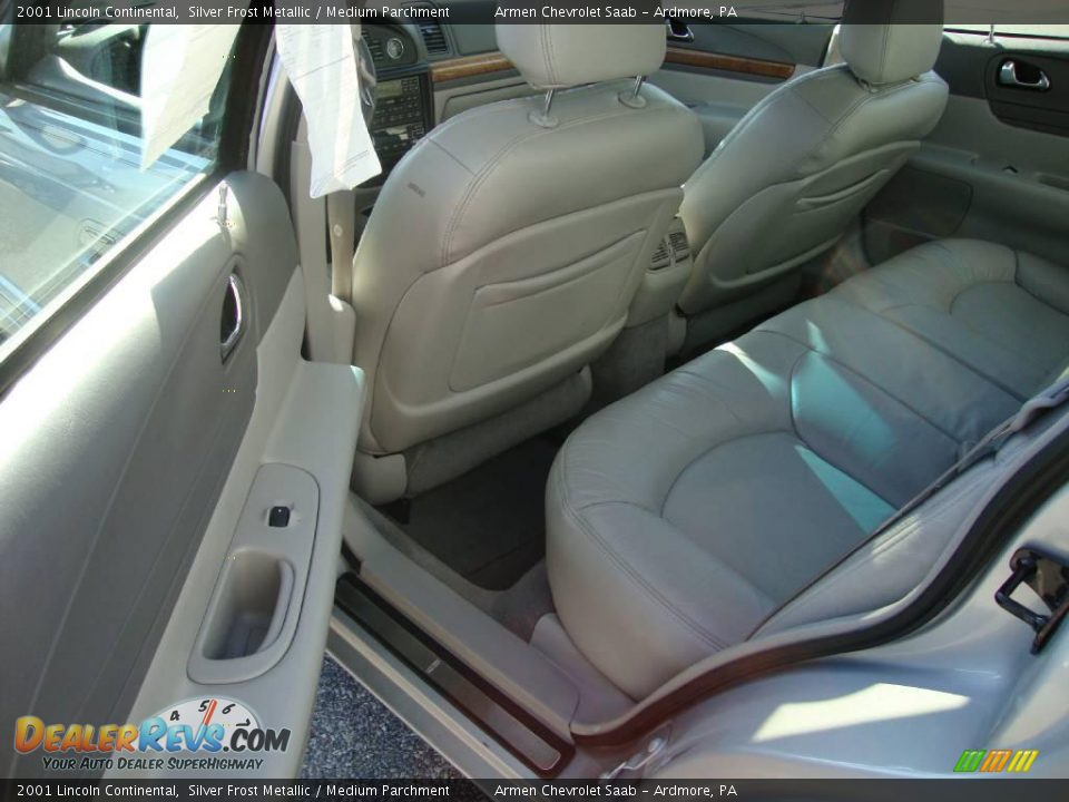 2001 Lincoln Continental Silver Frost Metallic / Medium Parchment Photo #22