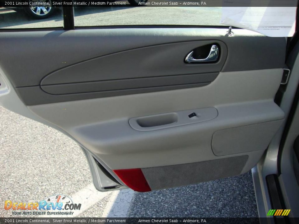 2001 Lincoln Continental Silver Frost Metallic / Medium Parchment Photo #23