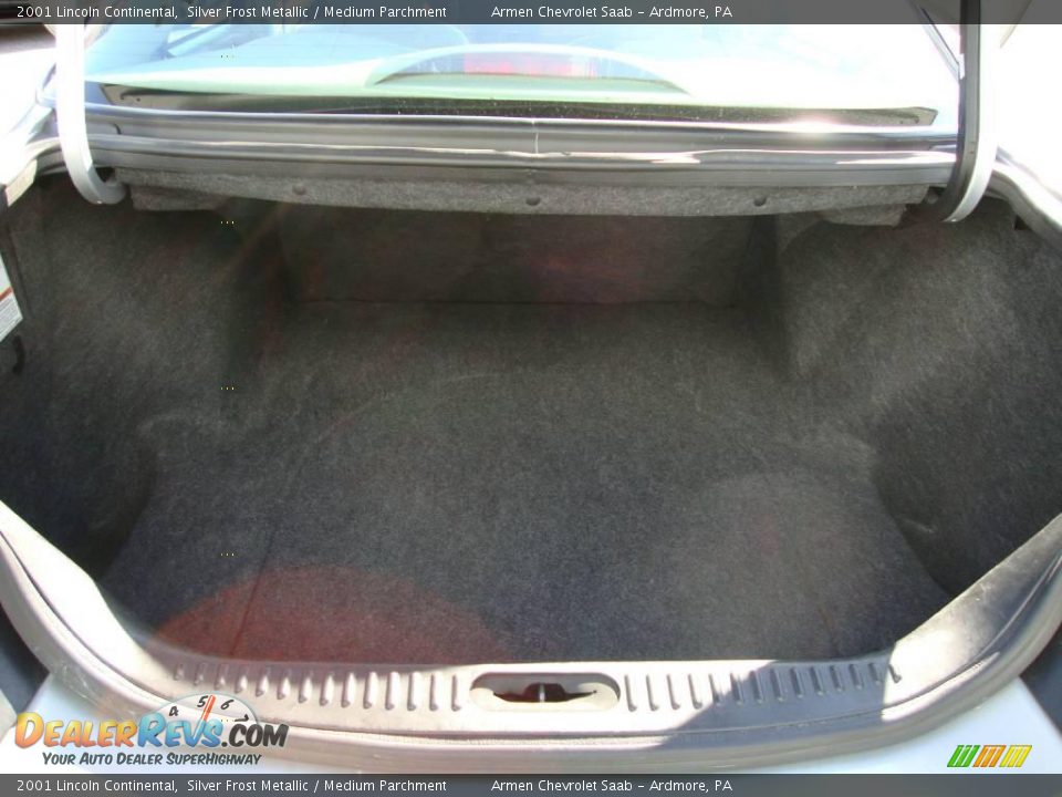 2001 Lincoln Continental Silver Frost Metallic / Medium Parchment Photo #24