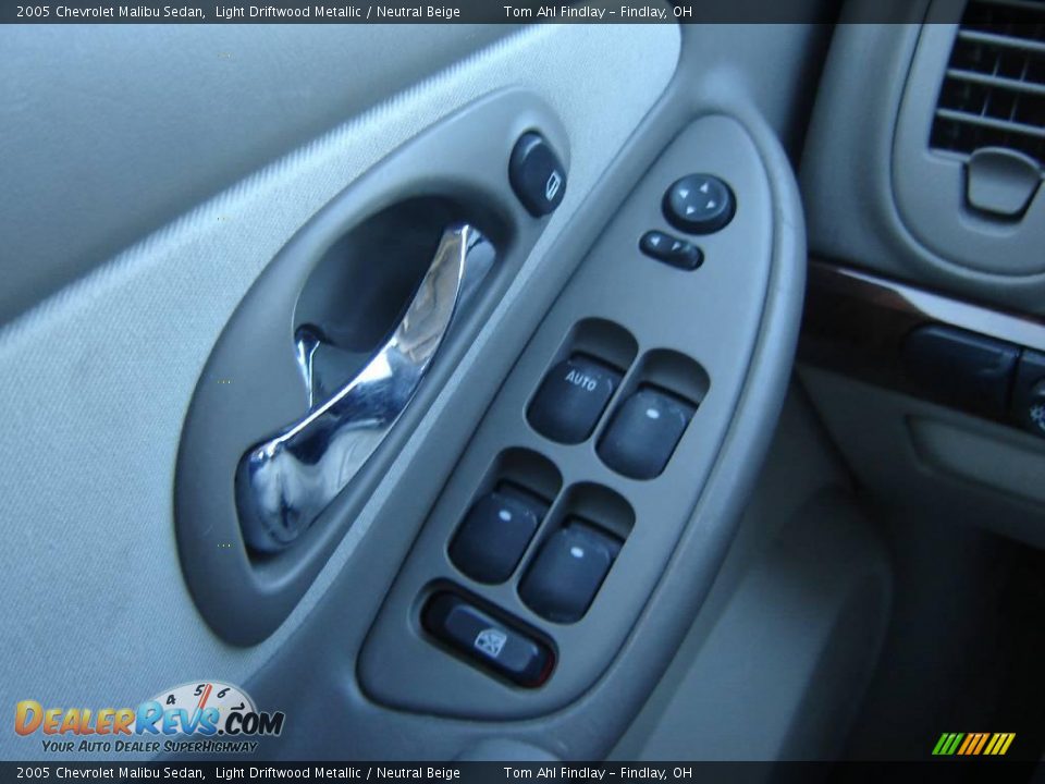 2005 Chevrolet Malibu Sedan Light Driftwood Metallic / Neutral Beige Photo #18