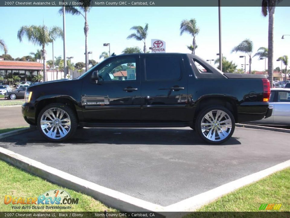 2007 Chevrolet Avalanche LS Black / Ebony Photo #2