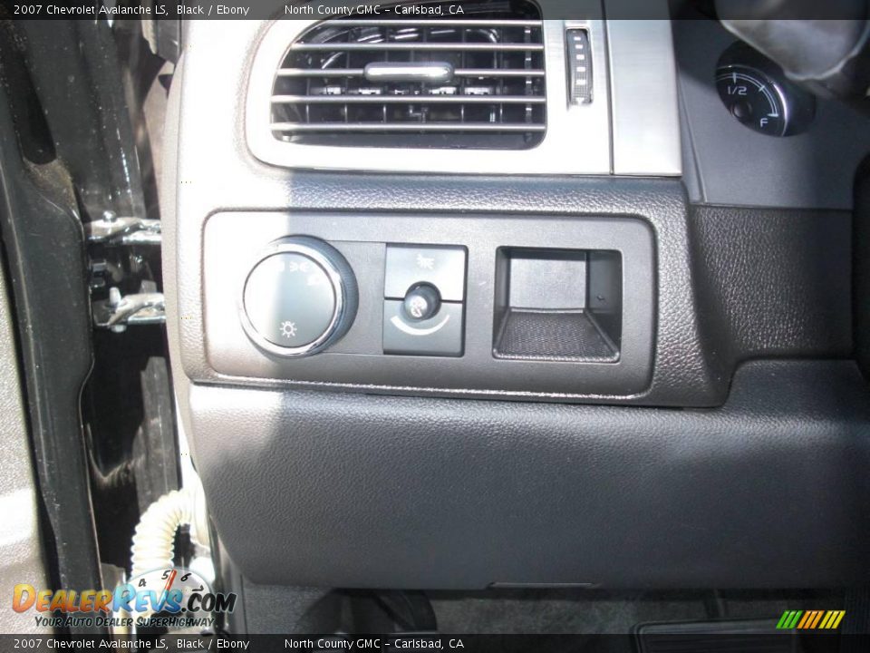 2007 Chevrolet Avalanche LS Black / Ebony Photo #26