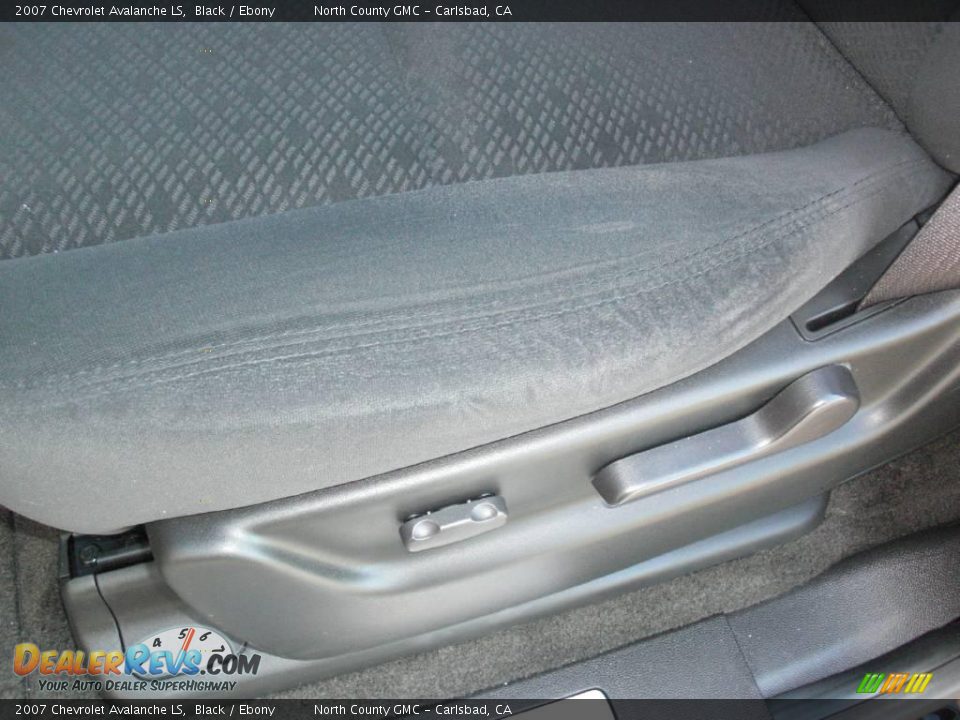 2007 Chevrolet Avalanche LS Black / Ebony Photo #27