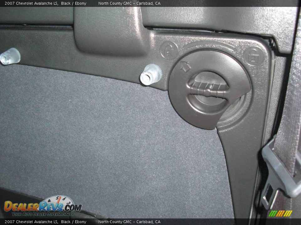 2007 Chevrolet Avalanche LS Black / Ebony Photo #33