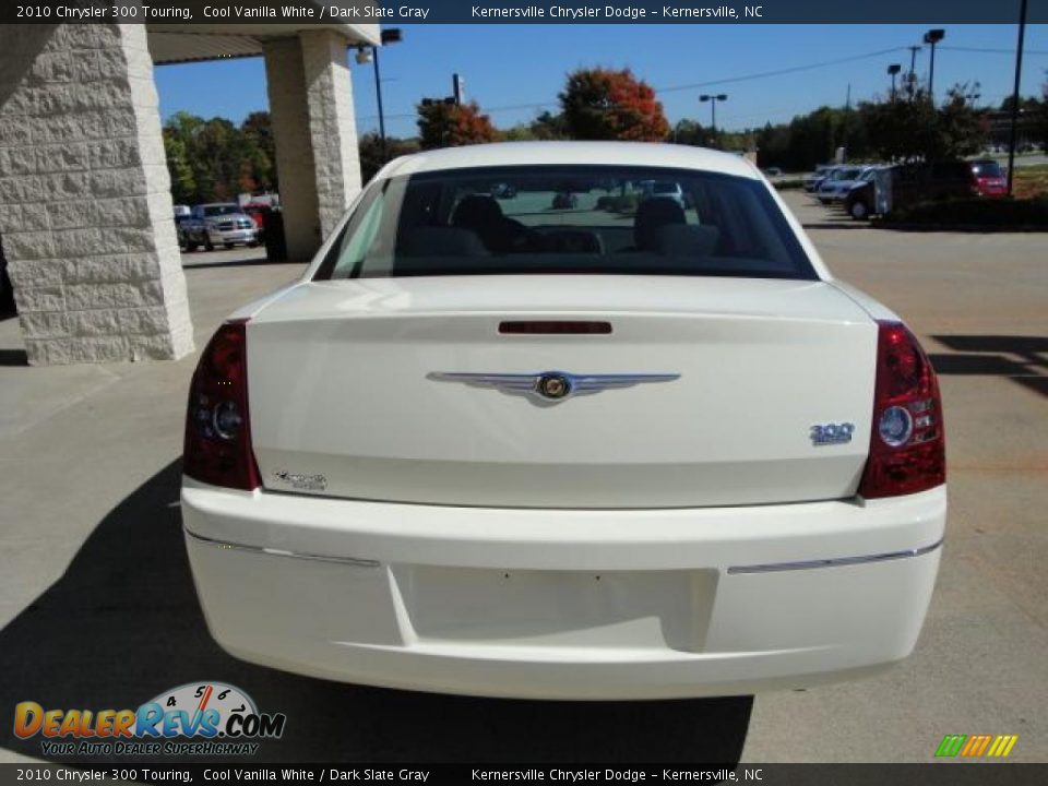 2010 Chrysler 300 Touring Cool Vanilla White / Dark Slate Gray Photo #4