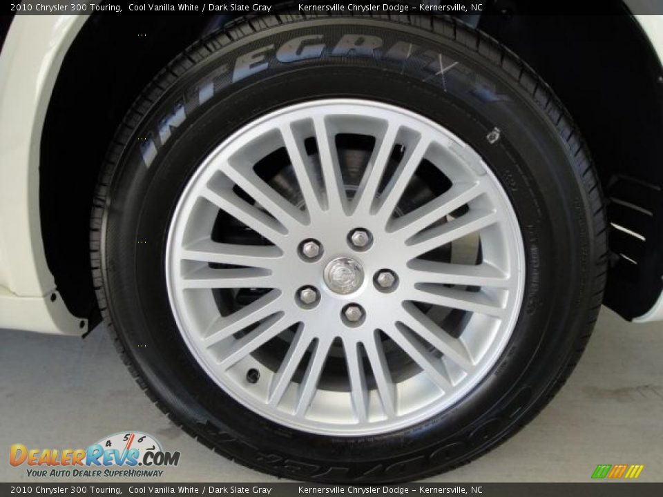 2010 Chrysler 300 Touring Cool Vanilla White / Dark Slate Gray Photo #17