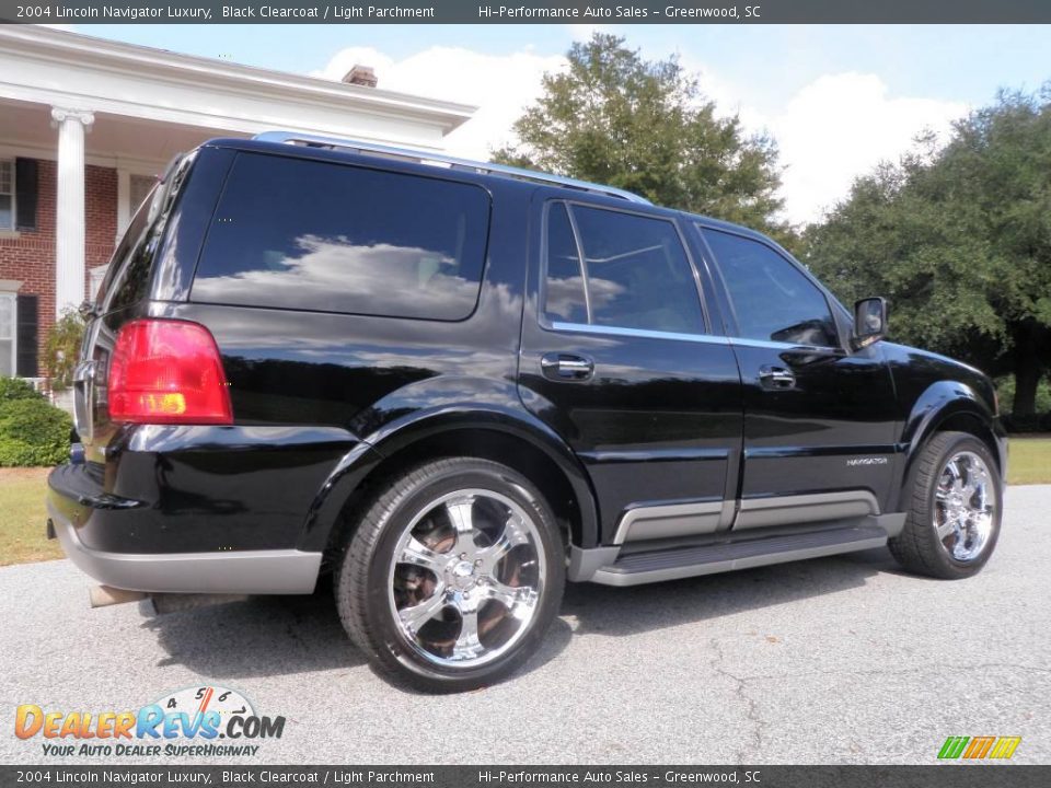 2004 Lincoln Navigator Luxury Black Clearcoat / Light Parchment Photo #8