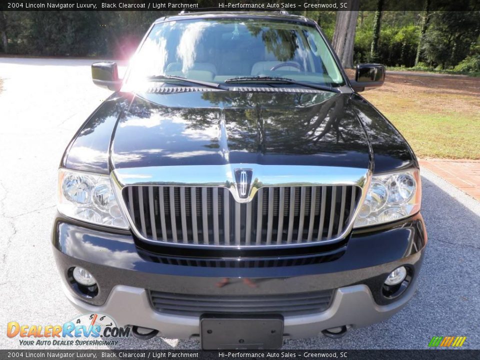 2004 Lincoln Navigator Luxury Black Clearcoat / Light Parchment Photo #12