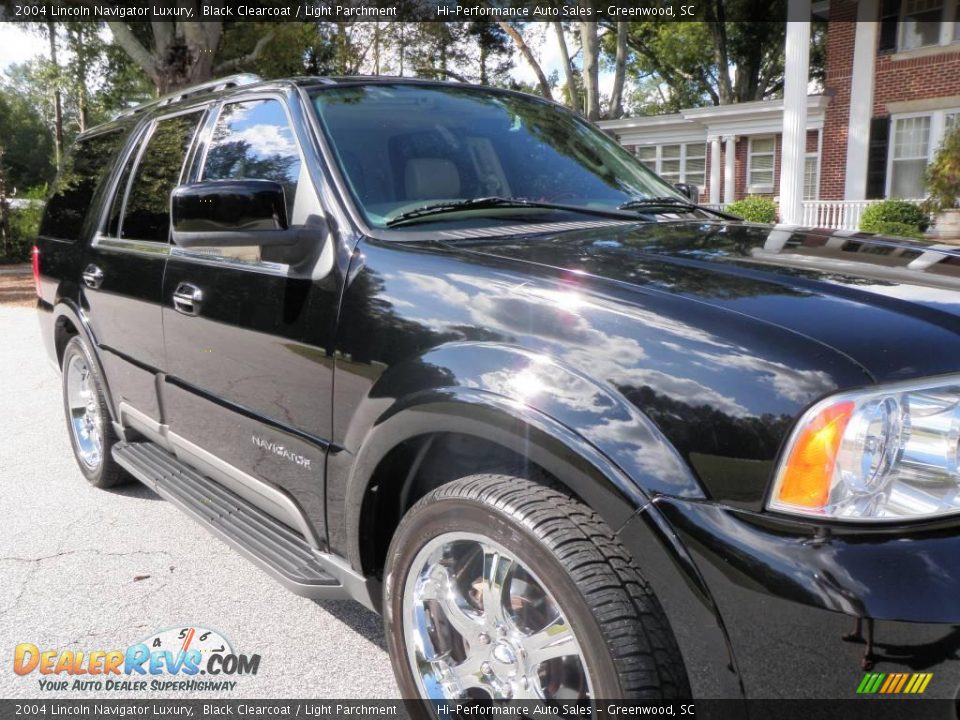 2004 Lincoln Navigator Luxury Black Clearcoat / Light Parchment Photo #13