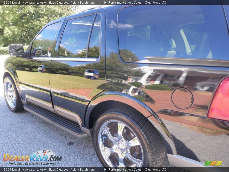 2004 Lincoln Navigator Luxury Black Clearcoat / Light Parchment Photo #15