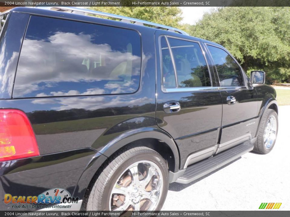 2004 Lincoln Navigator Luxury Black Clearcoat / Light Parchment Photo #16