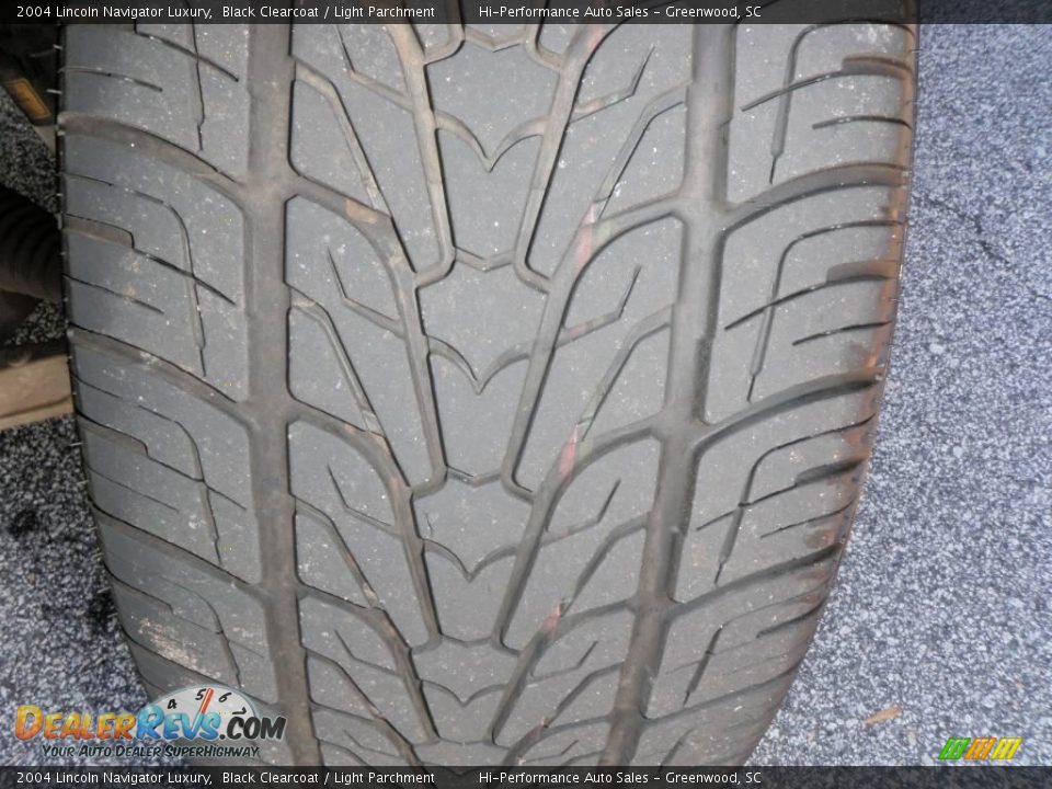 2004 Lincoln Navigator Luxury Black Clearcoat / Light Parchment Photo #21