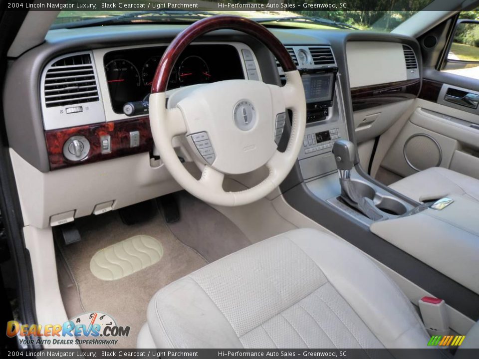 2004 Lincoln Navigator Luxury Black Clearcoat / Light Parchment Photo #23