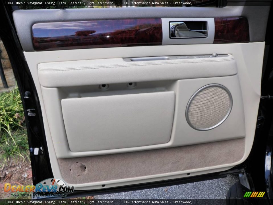 2004 Lincoln Navigator Luxury Black Clearcoat / Light Parchment Photo #24