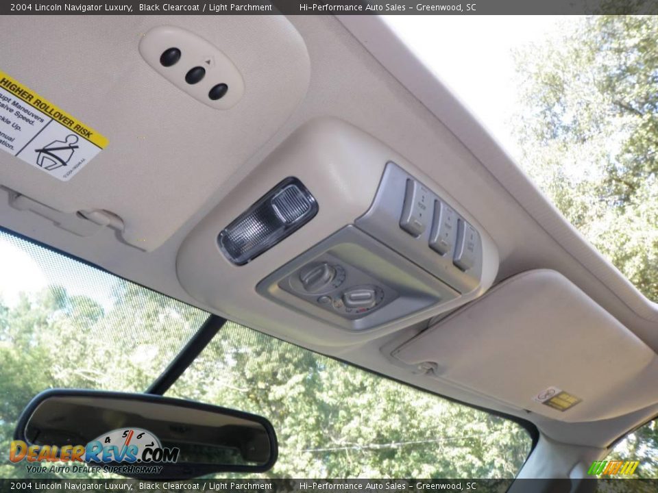 2004 Lincoln Navigator Luxury Black Clearcoat / Light Parchment Photo #31