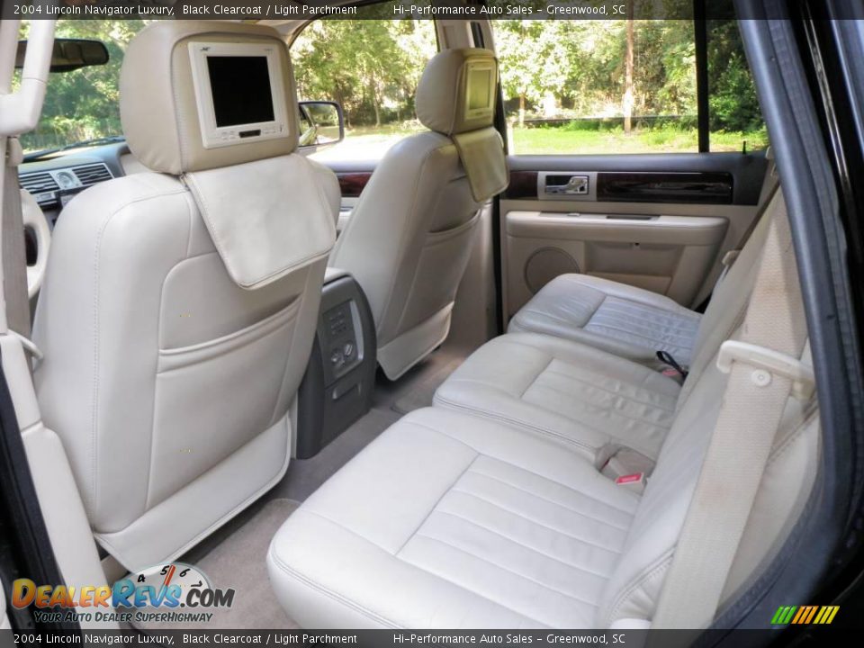 2004 Lincoln Navigator Luxury Black Clearcoat / Light Parchment Photo #32