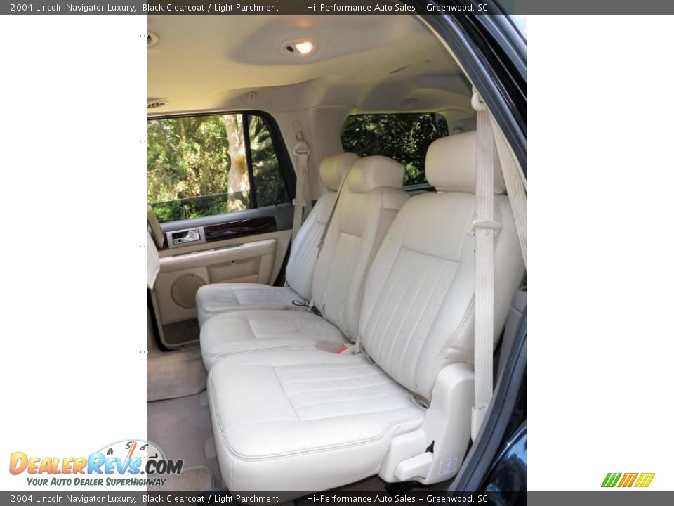 2004 Lincoln Navigator Luxury Black Clearcoat / Light Parchment Photo #33