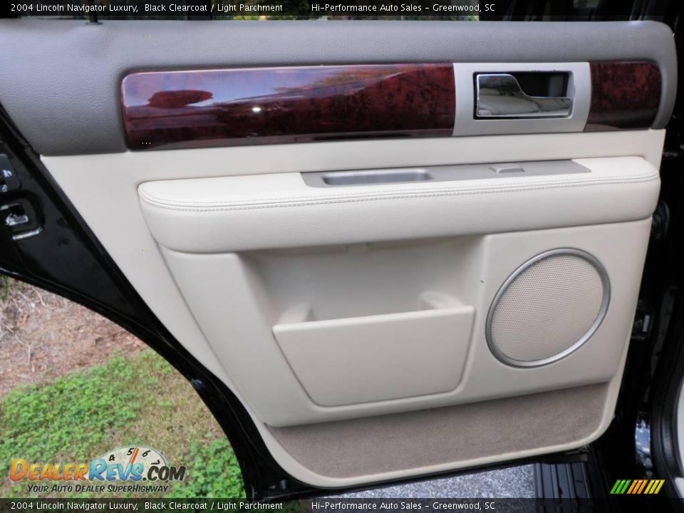 2004 Lincoln Navigator Luxury Black Clearcoat / Light Parchment Photo #34