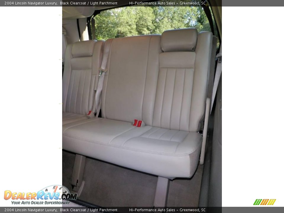 2004 Lincoln Navigator Luxury Black Clearcoat / Light Parchment Photo #35
