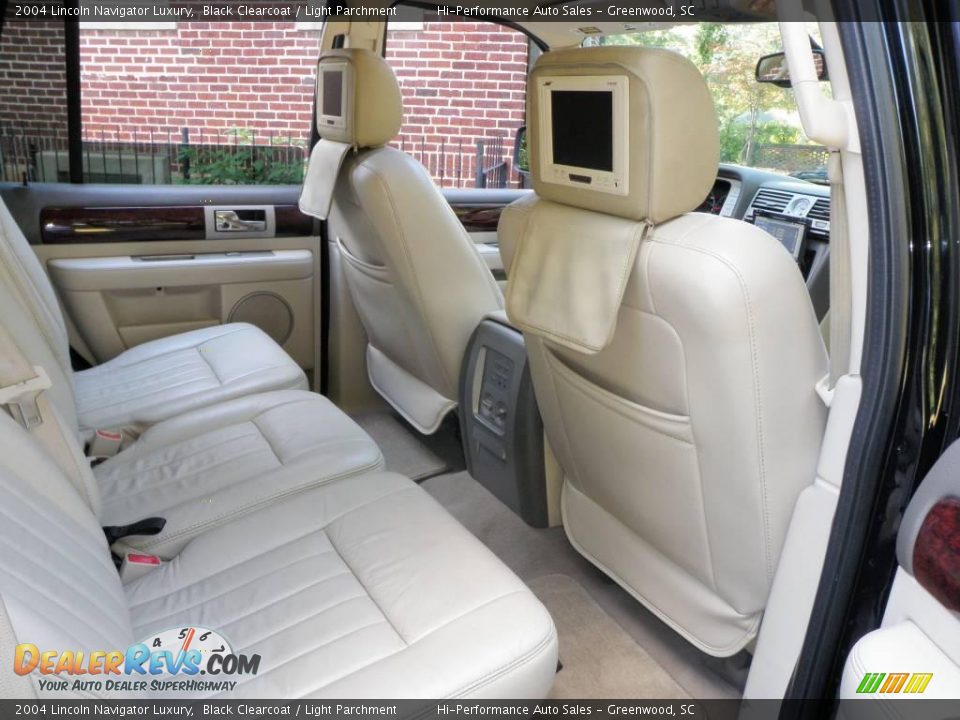 2004 Lincoln Navigator Luxury Black Clearcoat / Light Parchment Photo #36