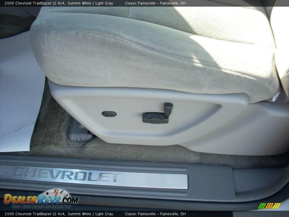 2006 Chevrolet TrailBlazer LS 4x4 Summit White / Light Gray Photo #11