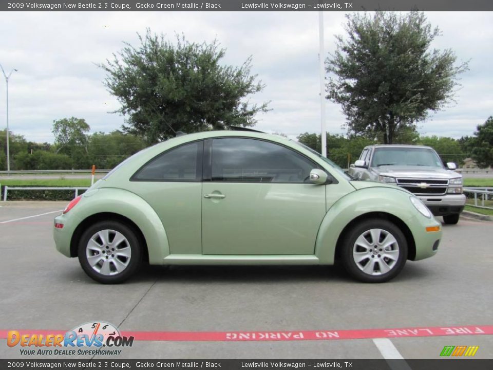 2009 Volkswagen New Beetle 2.5 Coupe Gecko Green Metallic / Black Photo #6