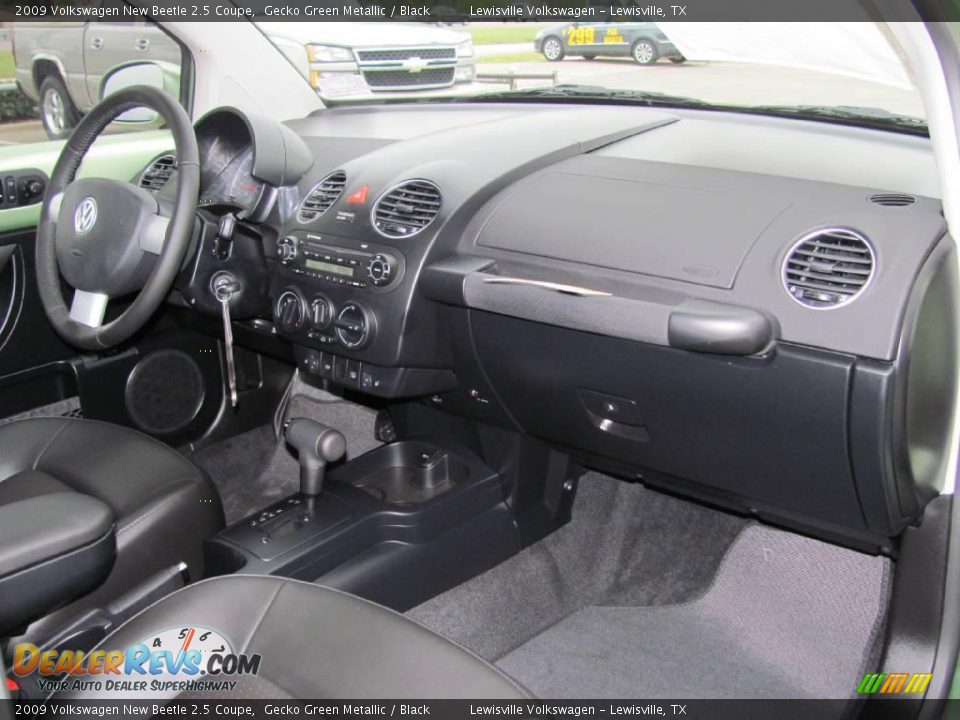 2009 Volkswagen New Beetle 2.5 Coupe Gecko Green Metallic / Black Photo #15
