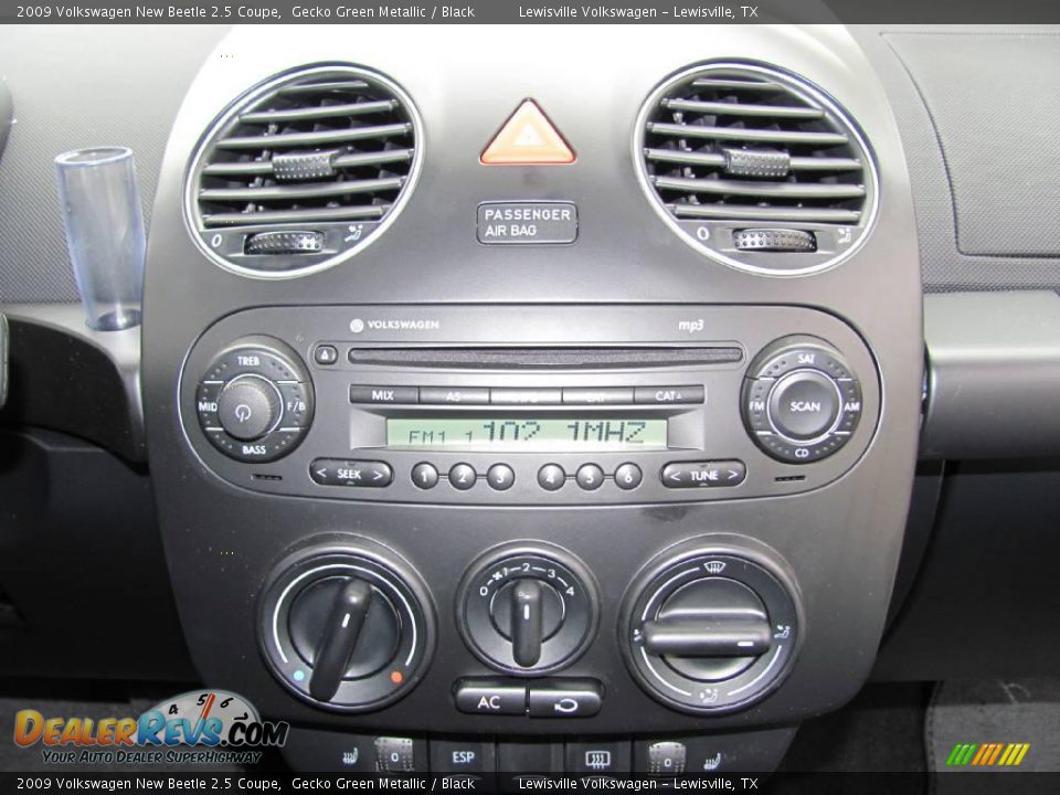 2009 Volkswagen New Beetle 2.5 Coupe Gecko Green Metallic / Black Photo #16