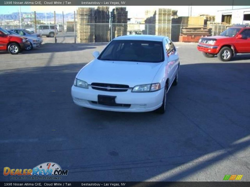1998 Nissan Altima GXE Cloud White / Tan Photo #2