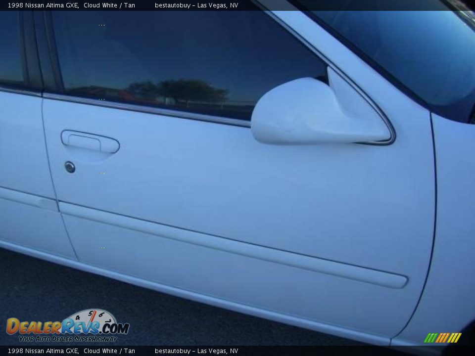 1998 Nissan Altima GXE Cloud White / Tan Photo #11